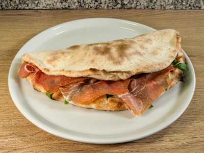 Piadina con Mozzarella, Squacquerone, Prosciutto Crudo e Rucola