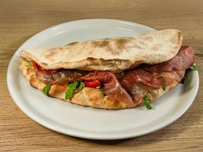 Piadina con Mozzarella, Bresaola, Rucola e Pomodorini