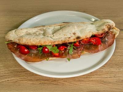 Panino con Mozzarella, Bresaola, Rucola e Pomodorini