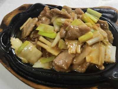 Vitello con porri e funghi alla piastra