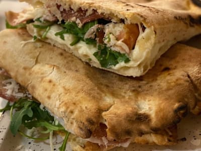 Panuozzo con Prosciutto Crudo, Rucola, Mozzarella Fiordilatte e Scaglie di Grana