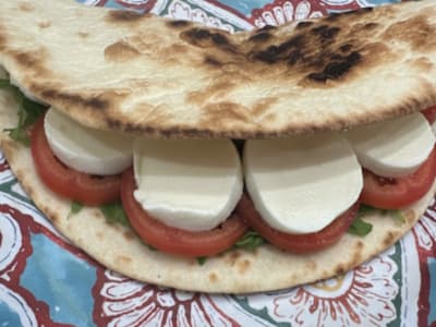 Piadina con Pomodoro, Mozzarella lattuga, Olio e Limone