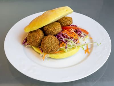 Panino Falafel e Insalata Mista con salse