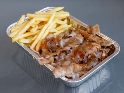 Vaschetta Kebab e Patatine Fritte con salse