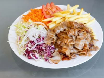 Piatto Kebab, Insalata e Patatine con salse