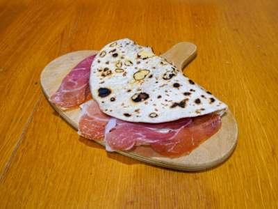 Piadina con Prosciutto Crudo e Mozzarella di Bufala
