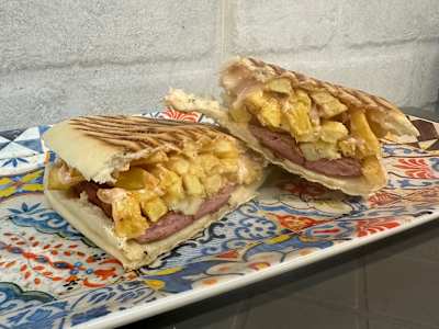 Panino con Wurstel e Patate