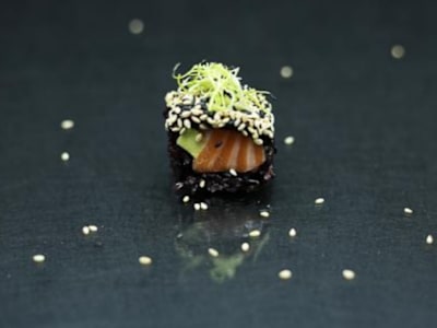Uramaki Black Sake Avocado