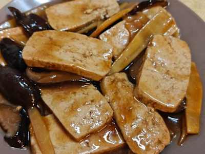 107.  Tofu con bambù e funghi