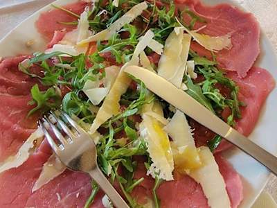 Carpaccio di Vitello con Rucola e Parmigiano