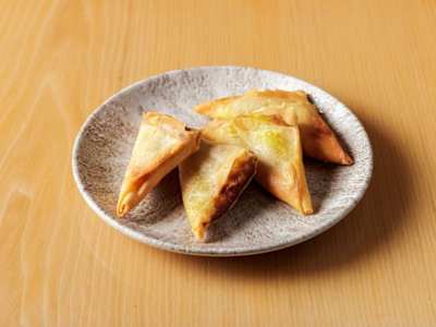 Triangoli di Samosa al curry e patate