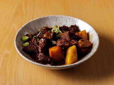Brasato di spezzatino di manzo con spezie orientali
