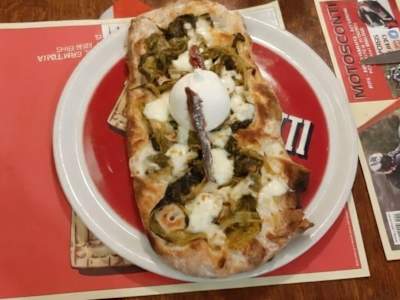 Pinsa Romana con Burrata, Friarielli e Alici di Cetara