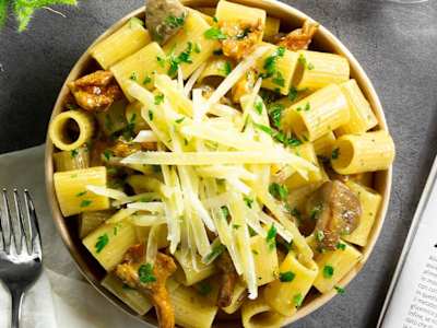 Mezze maniche con funghi misti e scaglie di Montasio stravecchio