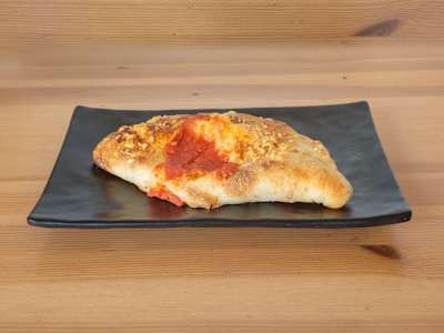 Calzone con Funghi Porcini, Salsiccia e Mozzarella