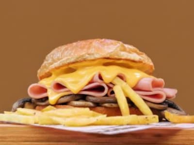 Hamburger con Prosciutto Cotto, Funghi e Formaggio