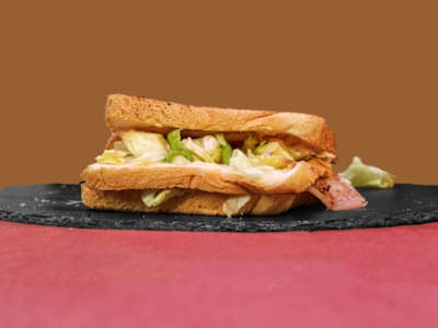 Toast con Prosciutto Cotto, Formaggio e Insalata