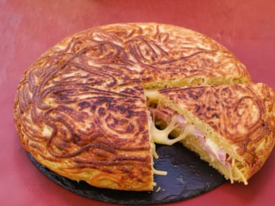 Frittata di spaghetti maxi ripiena di cotto e sottiletta