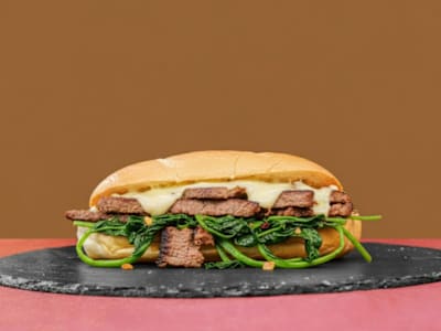 Panino con Cheesesteak, Sottiletta e Friarielli