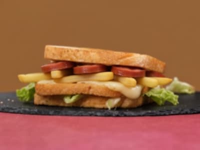 Toast con Wurstel e Patatine