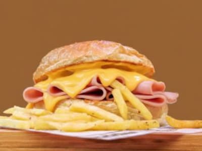 Hamburger con Prosciutto, Formaggio e Patatine