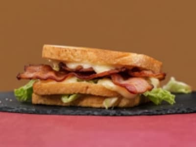 Toast con Pancetta, Formaggio e Insalata