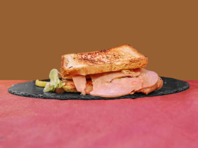 Toast con Prosciutto Crudo, Formaggio e Insalata