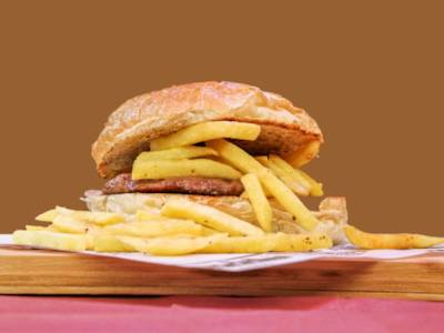Hamburger con Bacon e Patatine