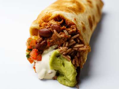Burrito pollo encebollado