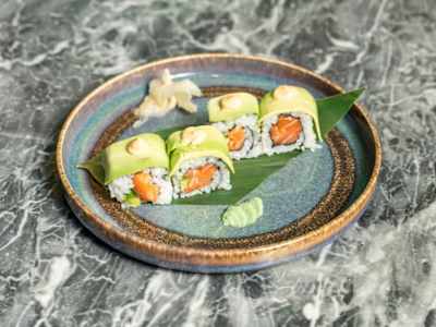 Salmone Avocado Roll