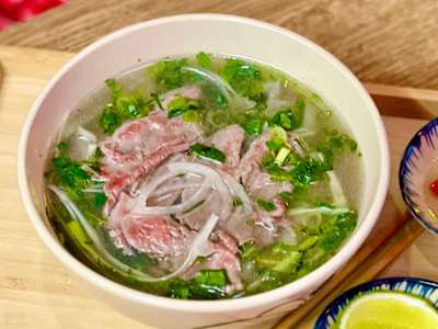Phở bò tái - Brodo di manzo con fettine di carne di manzo cruda scottate nel brodo
