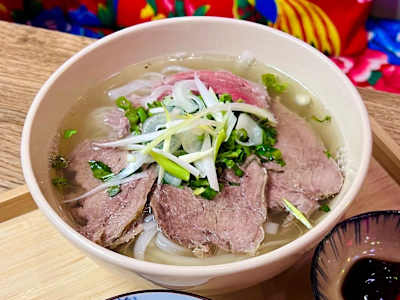 Phở bò tái chín - Brodo di manzo con mix di fettine di carne di manzo cotte e crude scottate dal brodo bollette