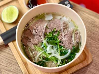 Phở bò chín - Brodo di manzo con fettine di carne di manzo cotte