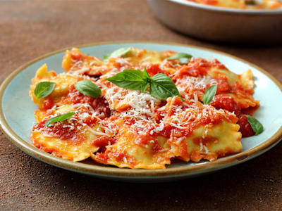 Ravioli con Patate Cotte al Forno, Crema di Parmigiano e Salsiccia