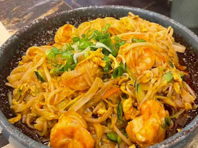Spaghetti pad thai gamberi curry