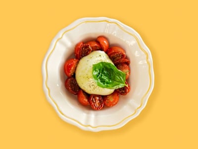 Insalata con Mozzarella di Bufala Campana DOP, Pomodorini Ciliegini, Pomodori Datterini e Pomodoro Confit e il Nostro Olio al Basilico