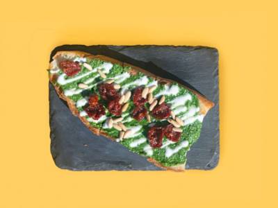 Bruschetta con Pesto di Basilico, Stracciatella di burrata DOP, Pomodorini Confit e Pinoli Tostati