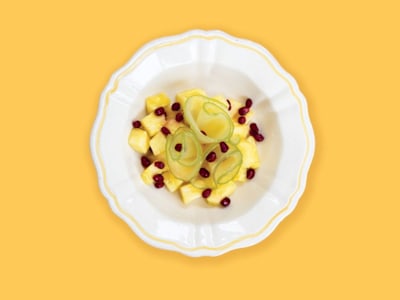 Tagliata di Frutta del Giorno Con Mela Marinata e Melograno