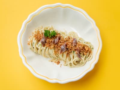 Spaghetto all'Aglio, Olio Extravergine d'Oliva BIO e Peperoncino, Acciuga del Cantabrico e Crumble di Pane Tostato al Timo