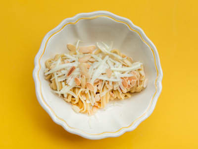 Linguina con Crema di Porro Fondente, Pecorino della Val D'Orcia, Mandorle Tostate e Porro Croccante