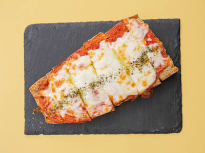 Bruschetta con Pomodoro del Piennolo del Vesuvio DOP e Mozzarella