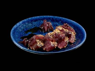 239 - TUNA TATAKI CON CIPOLLA ROSSA CARAMELLATA