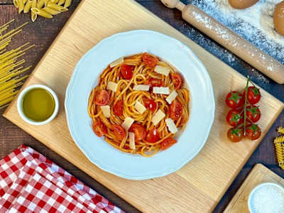 Spaghetti al pomodoro con pomodorini e scaglie grana