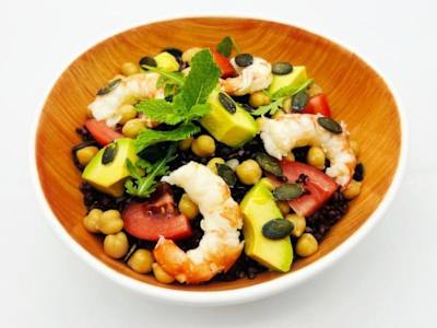 Gamberi, ceci e avocado