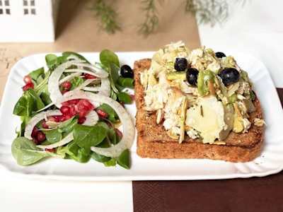 AVOCADO TOAST CON POLLO