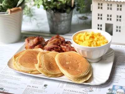 PANCAKES CON UOVA E BACON