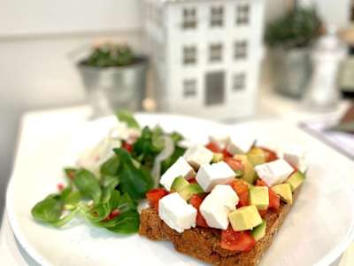 AVOCADO TOAST CON FETA