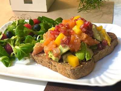 AVOCADO TOAST CON SALMONE