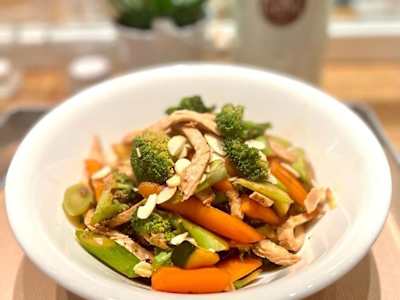 WOK DI VERDURE CON RISO VENERE E TACCHINO