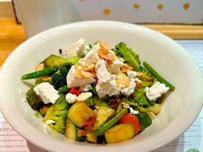 WOK DI VERDURE CON RISO VENERE E FETA